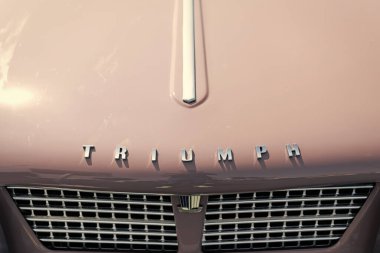 Chicago, Illinois, ABD - 08 Eylül 2024: 1962 TRIUMPH HERALD 948 üstü açılabilir spor araba, ön görüş. Retro spor araba. Üstü açık 1962 TriUMPH HERALD 948. TRIUMPH HERALD 948 üstü açık araba Chicago 'da