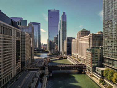 Chicago, ABD - 08 Ekim 2024: Chicago City şehir merkezi. Gökdelen mimarisi. Chicago şehir manzarası. Gökdelen binalı şehir manzarası. Şehir merkezi mimarisi ve nehri. Şehirde Nehir.