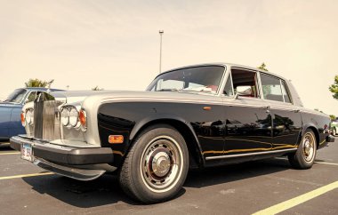 Chicago, Illinois, ABD - 08 Eylül 2024 Rolls Royce Silver Shadow klasik aracı, yan görüş. Retro araba. Lüks Rolls Royce Silver Shadow arabası. Chicago 'da Rolls Royce Gümüş Gölgesi