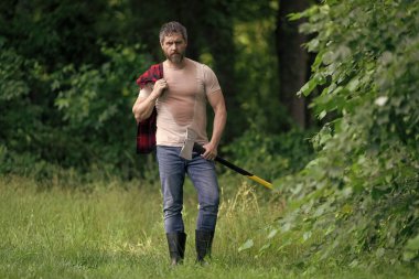 Vahşilik ve erkeklik. Baltalı oduncu terliyor. Oduncu baltası. İspanyol adam ormanda baltayla çalışıyor. Ormanda baltayla oduncu. Keresteci gömlekli ve baltası ağır. Acımasız adam..