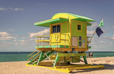 Denizde rahatla. Miami sahilinde cankurtaran. Seyahat ve deniz tatil köyü. Sahildeki cankurtaran istasyonu. Deniz sahilindeki cankurtaran kulesi. Yaz tatili. Yaz tatilinde deniz kenarında. Miami plajı.