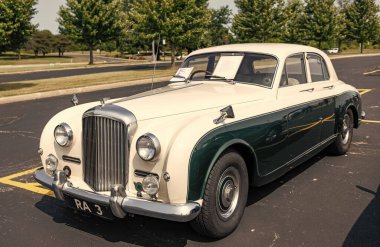 Chicago, Illinois, ABD - 08 Eylül 2024: Bentley S1 Continental retro araç, köşe görüş. Retro araba. Klasik Bentley S1 Continental araba. Chicago 'da Bentley S1 Continental