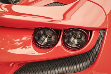 Chicago, Illinois - 29 Eylül 2024: Ferrari F8 Spider veya Haraç kırmızısı. Ferrari F8 Spider ya da Haraççı sokağa park etmiş. Açık görüş. Lüks Ferrari F8 Örümcek ya da Chicago 'daki haraç