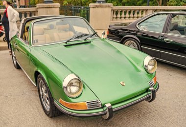 Chicago, Illinois - 29 Eylül, 2024: 1972 Porsche 911T Targa Coupe yolda. Chicago 'da yeşil metalik Porsche 911T Targa.