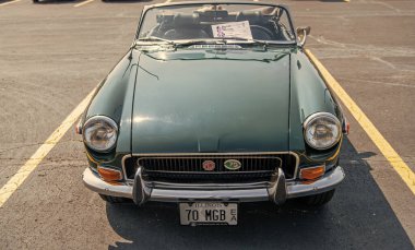 Chicago, Illinois, ABD - 08 Eylül 2024: MG MGB spor araba üstü açılabilir, köşe manzaralı. Retro yeşil spor araba. Üstü açık MG MGB arabası. Chicago 'da MG MGB