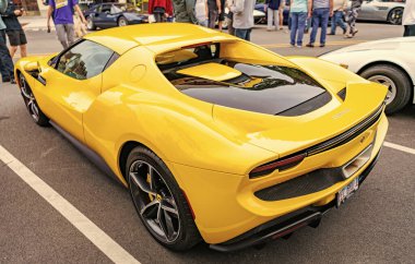 Chicago, Illinois - 29 Eylül 2024: Ferrari 296 GTS veya GTB sarı renk. Ferrari 296 GTS ya da GTB caddeye park etmiş. Köşeden bak. Lüks Ferrari 296 GTS veya Chicago 'da GTB