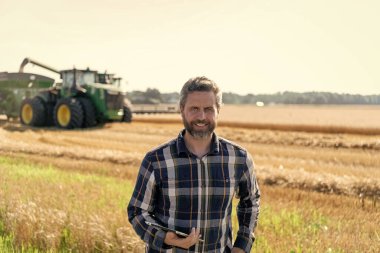 Tarlada tabletle çalışan çiftçi. Tablet çekli İspanyol çiftçi. Ekin hasadı. Tarlada tableti olan çiftçi tarımcı adam. Modern tarımın teknolojisi. Kırsal işçi.