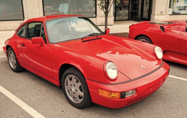 Chicago, Illinois - 29 Eylül 2024: Porsche 911 Carrera Coupe yolda. Porsche 911 Carrera Roadster kırmızısı. Porsche 911 Chicago 'daki Carrera Speedster..