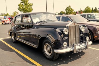 Chicago, Illinois, ABD - 08 Eylül 2024 Rolls Royce Silver Wraith aracı, köşe görüş. Eski model bir araba. Rolls Royce Silver Wraith arabası. Rolls Royce Silver Wraith Chicago 'da