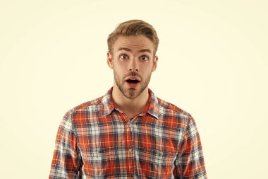 Şık erkek portresi şaşırır. Moda tarzı. Normal erkek stili. Kafkasyalı şaşkın, sıradan bir adam. Yakışıklı ve genç adam modeli. Erkek model. Kareli gömlekli adam beyaz üzerine izole edilmiş..