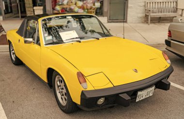 Chicago, Illinois - 29 Eylül 2024: klasik Porsche 9146 sarı renk. Sokağa park edilmiş klasik Porsche 914. Ön manzara. Retro Porsche 914 Coupe Chicago 'da