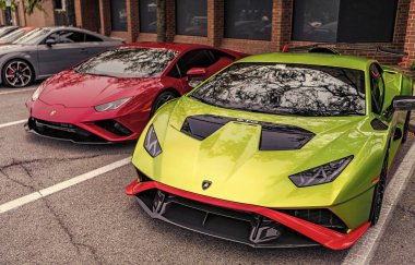 Chicago, Illinois - 29 Eylül 2024: 2021 Lamborghini Huracan STO. Metalik yeşil 2021 Lamborghini Huracan STO sokağa park etmiş. Lamborghini İtalyan lüks arabasıdır..