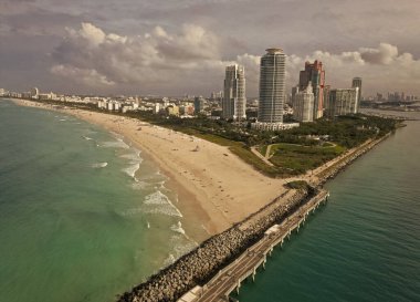 Lüks bir manzara. Florida Panoraması. Miami 'nin gökdelen mimarisi. Miami sahili manzaralı hava manzarası. Havadan Miami gökdeleni. Miami 'nin güney sahili. South Beach 'in şehir manzarası. Güney noktası.