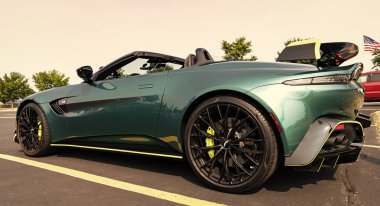Chicago, Illinois, ABD - 08 Eylül 2024 Aston Martin V8 Vantage F1 model üstü açılır araba, köşe manzaralı. Aston Martin V8 Vantage. Üstü açık Aston Martin V8 Vantage spor arabası