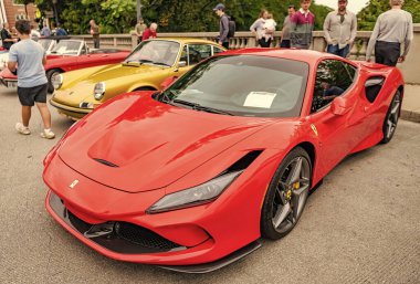 Chicago, Illinois - 29 Eylül 2024: Ferrari F8 Spider veya Haraç kırmızısı. Ferrari F8 Spider ya da Haraççı sokağa park etmiş. Köşeden bak. Lüks Ferrari F8 Örümcek ya da Chicago 'daki haraç
