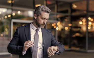 Dakik adam zamanı geç kontrol ediyor, boşluğu kopyala. Nöbetçi bir iş adamı. Dakik iş adamı kontrol zamanı. Görüşmeyi bekliyorum. İş için son gün. İş hayatına geç kalan bir iş adamı. Zaman yönetimi.