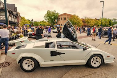 Chicago, Illinois - 29 Eylül 2024: Lamborghini Countach beyaz rengi. Lamborghini Countach sokağa park etmiş. Köşeden bak. Chicago 'da lüks Lamborghini Countach