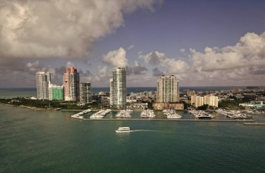 Miami güney sahili manzaralı. Yat kulübü. Marina Miami, Florida 'da. Biscayne Körfezi. Lüks yatı olan Miami marinası. Yaz tatili. Lüks Güney Sahili marinası. Lüks bir yat. Deniz kenarı marinası.
