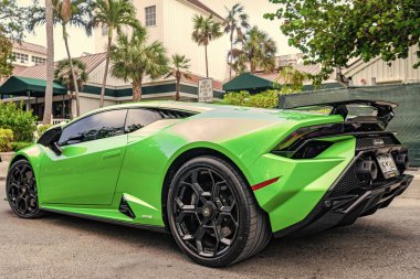 Miami Beach, Florida USA - 9 Haziran 2024 Lamborghini Huracan Tecnica Green Miami plajında. Lamborghini lüks bir İtalyan otomobil üreticisi.