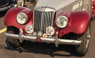 Chicago, Illinois, ABD - 08 Eylül 2024: MG spor araba üstü açılabilir, köşe manzaralı. Retro mavi spor araba. Üstü açık MG TF araba. Chicago 'da MG TF