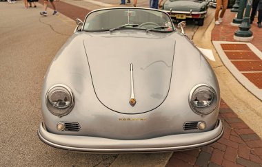 Chicago, Illinois - 29 Eylül 2024: klasik Porsche 356 Speedster gümüş rengi. Caddeye park edilmiş klasik Porsche 356 Speedster. Ön manzara. Retro Porsche 356 Speedster üstü açık Coupe Chicago 'da