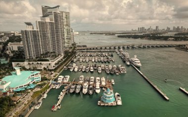 Lüks Güney Sahili marinası. Lüks bir yat. Miami güney sahili manzaralı. Yat kulübü. Marina Miami, Florida 'da. Biscayne Körfezi. Lüks yatı olan Miami marinası. Yaz tatili. Marina Limanı.