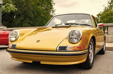Chicago, Illinois - 29 Eylül 2024 1972 Porsche 911T Coupe sokağa park etti. altın metalik 1972 Porsche 911T Coupe.