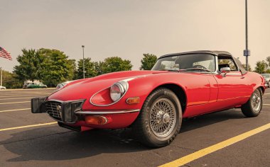 Chicago, Illinois, ABD - 08 Eylül 2024: Jaguar E Tipi 1974 üstü açık spor araba, ön görüş. Retro spor araba. Üstü açılır Jaguar E tipi araba. Chicago 'da Jaguar E Tipi