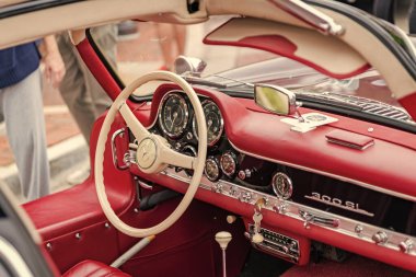 Chicago, Illinois - 29 Eylül 2024: klasik Mercedes-Benz 300 SL siyah renk. Caddeye park edilmiş klasik lüks Mercedes-Benz 300 SL. İç mekan. Chicago 'da Retro Mercedes-Benz 300 SL