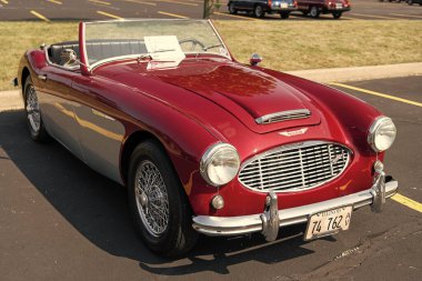 Chicago, Illinois, ABD - 08 Eylül 2024: Austin Healey 100-6 iki koltuklu üstü açılır araba, köşe manzaralı. Retro araba. Retro Austin Healey 100-6 numaralı araba. Chicago 'dan Austin Healey
