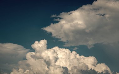 Bulutlu mavi gökyüzünün güzel manzarası. Parçalı bulutlu. Arka plan bulutu yazı. Bulutlu yaz. Gün batımında gökyüzü bulutsuz. Bulutlu doğal gökyüzü.