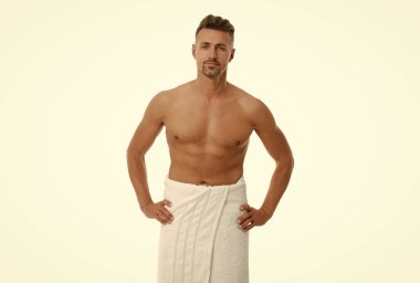 Kaslı adam beyaza izole edilmiş. Gömleksiz adam vücuduna uygun. Olgun kaslı adam. Erkek güzelliği ve özeni. Duştan sonra gövdesi çıplak kaslı bir adam. Yakışıklı olgun adamın kaslı gövdesi var..