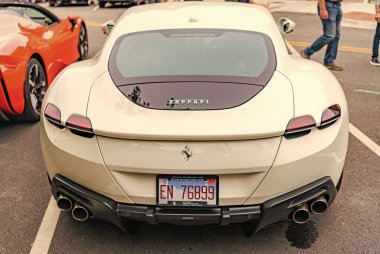 Chicago, Illinois - 29 Eylül 2024: Ferrari Roma beyaz rengi. Ferrari Roma caddeye park etmiş. Arkadan bak. Şatoda lüks Ferrari Roma