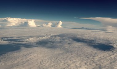 Gökyüzünde bulutlar olan mavi gökyüzü. Bulutlu güzel mavi gökyüzü arkaplanı. Doğal ve bulutlu taze mavi gökyüzü arkaplanı. Mavi gökyüzünde beyaz kabarık bulutlar