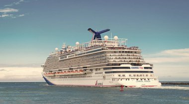 Miami, Florida, ABD - 09 Haziran 2024: Denizde Karnaval Horizon yolcu gemisi. Gemi sahil limanından ayrılıyor. Gemi seyahati. Gemi seyahati ve deniz seyahati. Carnival Cruise Line turu.