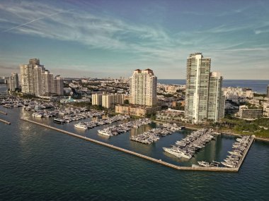 Yaz tatili. Lüks Güney Sahili marinası. Lüks bir yat. Miami güney sahili manzaralı. Yat kulübü. Marina Miami, Florida 'da. Lüks yatlar. Biscayne Körfezi. Lüks yatı olan Miami marinası. Kenetlenmiş yelkenliler.