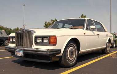 Chicago, Illinois, ABD - 08 Eylül 2024 Rolls Royce Silver Spirit aracı, köşe manzaralı. Retro klasik araba. Rolls Royce Silver Spur arabası. Rolls Royce Silver Spirit Chicago 'nun beyaz klonunda