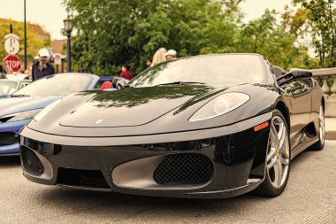 Chicago, Illinois - 29 Eylül 2024: Ferrari 360 Spider siyah rengi. Ferrari 360 caddeye park etmiş. Köşeden bak. Lüks Ferrari 360 Chicago 'da