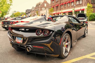 Chicago, Illinois - 29 Eylül 2024: Ferrari F8 Spider veya Tributo siyah rengi. Ferrari F8 Spider ya da Haraççı sokağa park etmiş. Arkadan bak. Lüks Ferrari F8 Örümcek ya da Chicago 'daki haraç