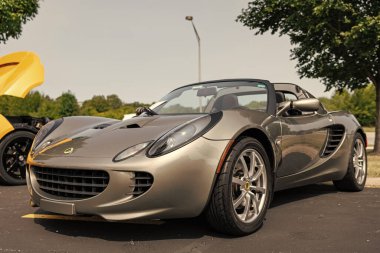 Chicago, Illinois, ABD - 08 Eylül 2024: 2005 Lotus Elise spor arabası, köşe manzaralı. Gri metalik spor yara izi. Modern Lotus Elise arabası. Lotus Elise Chicago 'da