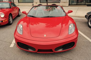 Chicago, Illinois - 29 Eylül 2024: Ferrari 360 Spider kırmızısı. Ferrari 360 caddeye park etmiş. Köşeden bak. Lüks Ferrari 360 Chicago 'da