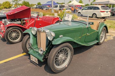 Chicago, Illinois, ABD - 08 Eylül 2024: MG TC Roadster 2 koltuklu spor üstü açılır araç, köşe manzaralı. Retro spor araba yeşil renk. Üstü açık MG TC araba. Chicago 'da MG TC