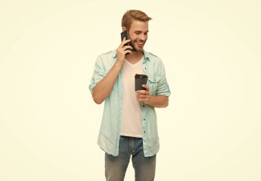 Konuşuyorduk. Kahve molası. Sabah araması. Genç meşgul bir adam telefonda konuşuyor. Millennial 'daki adam telefonla arıyor. Beyazdan izole edilmiş. Telefonlu ve kahveli bir adam arıyor..