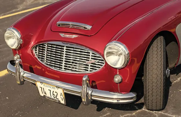 Chicago, Illinois, ABD - 08 Eylül 2024: Austin Healey 100-6 iki koltuklu üstü açılır araba, köşe manzaralı. Retro araba. Retro Austin Healey 100-6 numaralı araba. Chicago 'dan Austin Healey