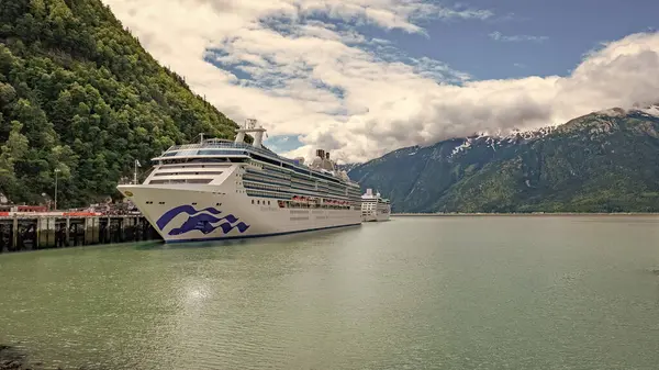 Skagway, Alaska, ABD - 23 Temmuz 2019: Alaska limanı ve yolcu gemisi. Seyahat turu. Seyahat güzergahı. Prenses 'in Ada Prensesi seyahati. Manzaralı gezi.