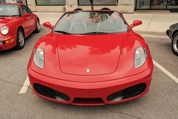 Chicago, Illinois - 29 Eylül 2024: Ferrari 360 Spider kırmızısı. Ferrari 360 caddeye park etmiş. Köşeden bak. Lüks Ferrari 360 Chicago 'da