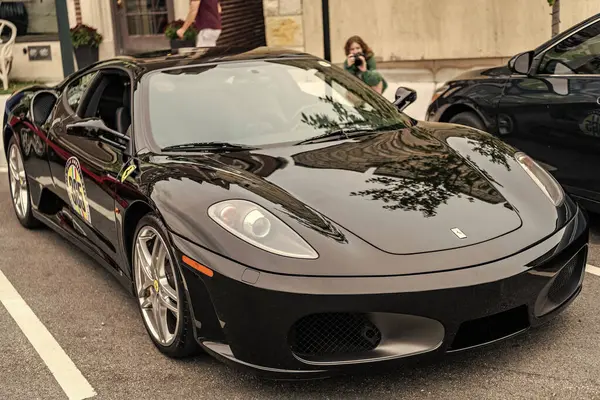 Chicago, Illinois - 29 Eylül 2024 Ferrari F430 siyah renk. Ferrari F430 sokağa park etmiş. Köşeden bak. Lüks Ferrari F430 Chicago 'da