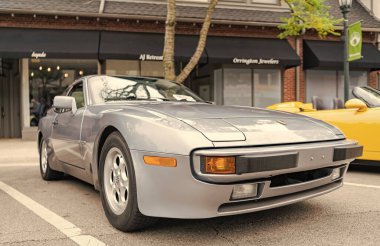 Chicago, Illinois - 29 Eylül 2024: klasik Porsche 944 gümüş rengi. Sokakta park edilmiş klasik Porsche 944. Köşeden bak. Retro Porsche 944 Chicago 'da