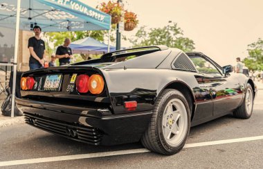 Chicago, Illinois - 29 Eylül 2024: Klasik Ferrari 328 GTS siyah rengi. Klasik Ferrari 328 GTS sokağa park edilmiş. Arkadan bak. Retro Ferrari 328 GTS Chicago 'da