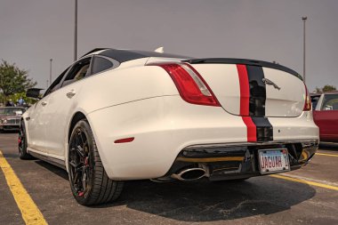 Chicago, Illinois, ABD - 08 Eylül 2024: Jaguar XJ X351 aracı, köşe görüş. Modern Jaguar XJ X351 araba beyaz rengi. Jaguar XJ X351 arabası. Jaguar XJ X351 Chicago 'da